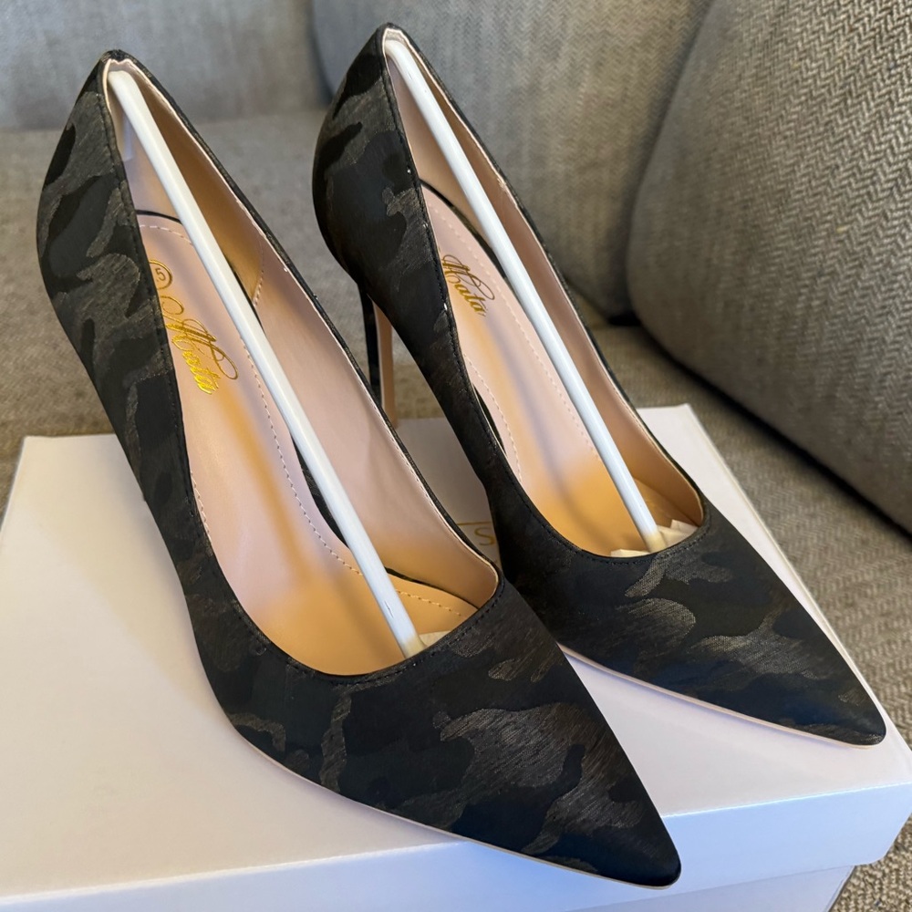 NEW in Box Pashima Camo Stiletto size 7.5
